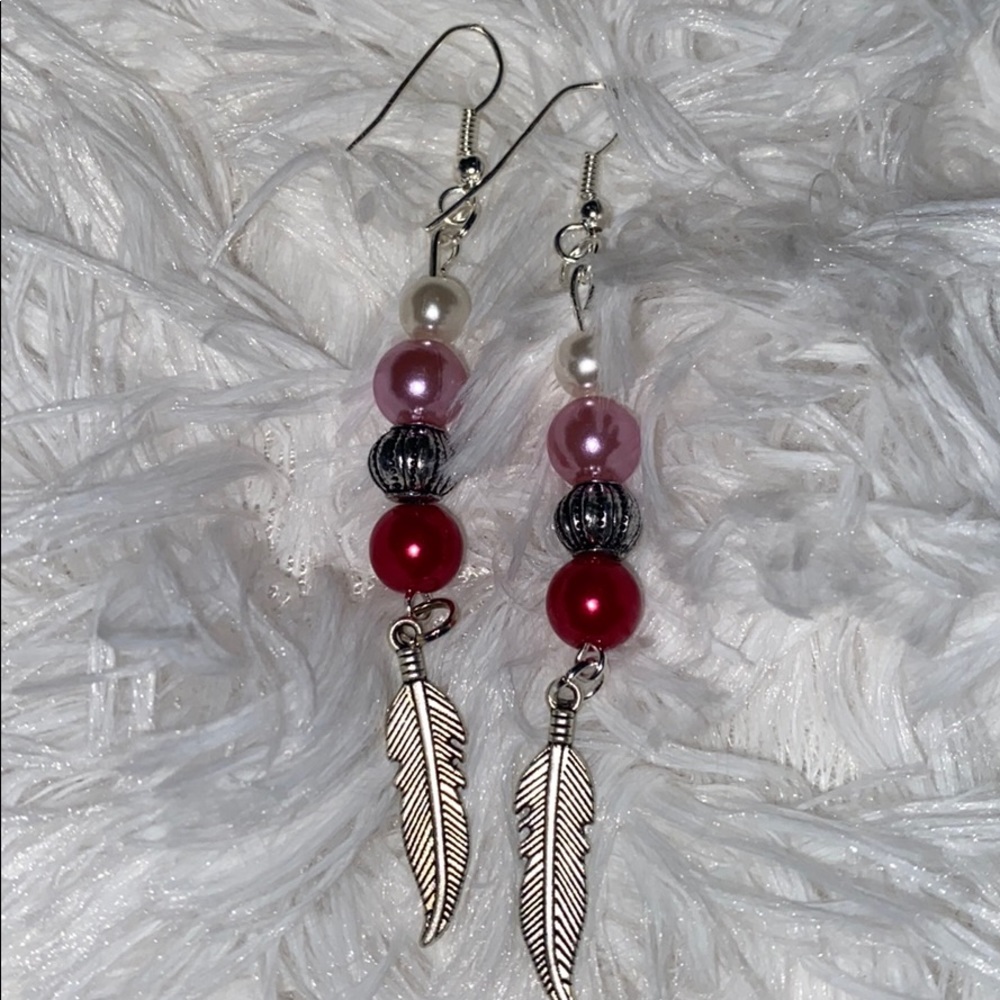 💕🤍Handcrafted silver feather pendant earrings.